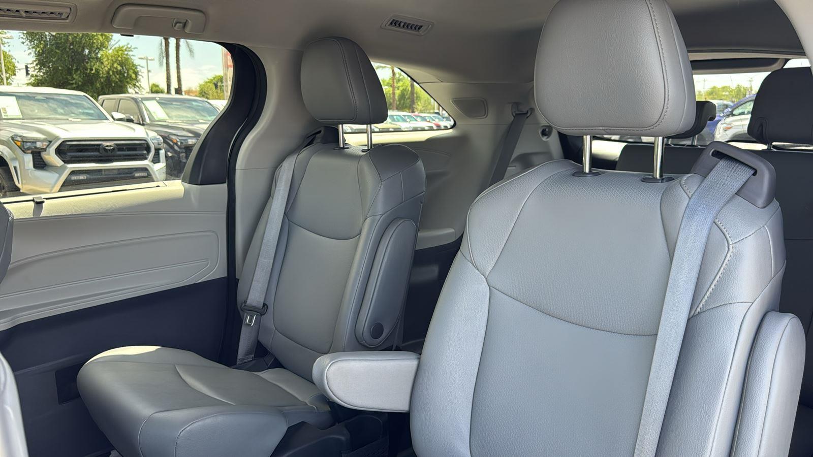 2024 Toyota Sienna XLE photo 26