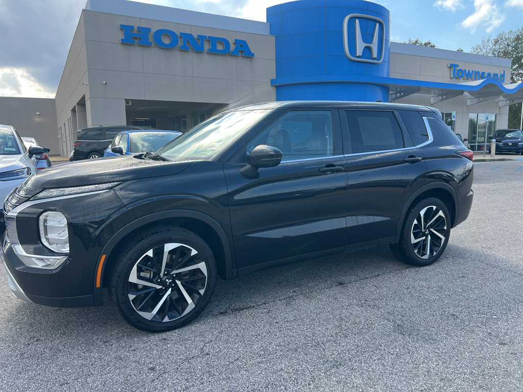 2024 Mitsubishi Outlander SE's photo