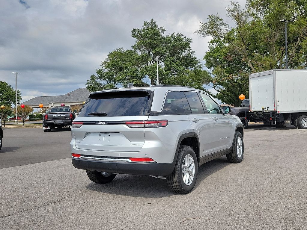 2025 Jeep Grand Cherokee Laredo photo 4