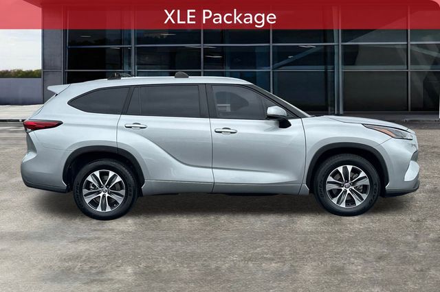 2023 Toyota Highlander XLE photo 2