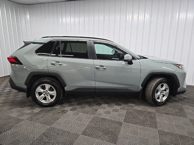2021 Toyota RAV4 XLE photo 2