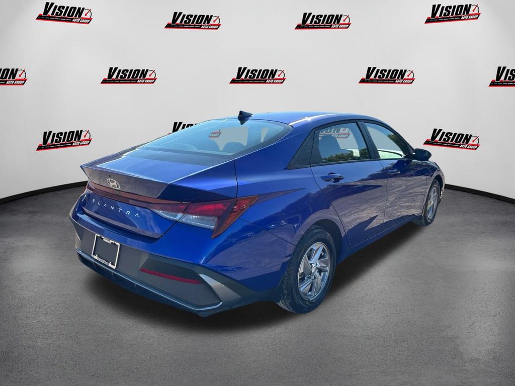 2024 Hyundai Elantra SE photo 5