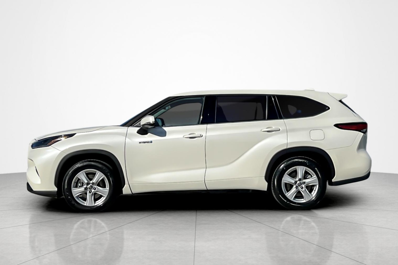2021 Toyota Highlander Hybrid LE photo 2
