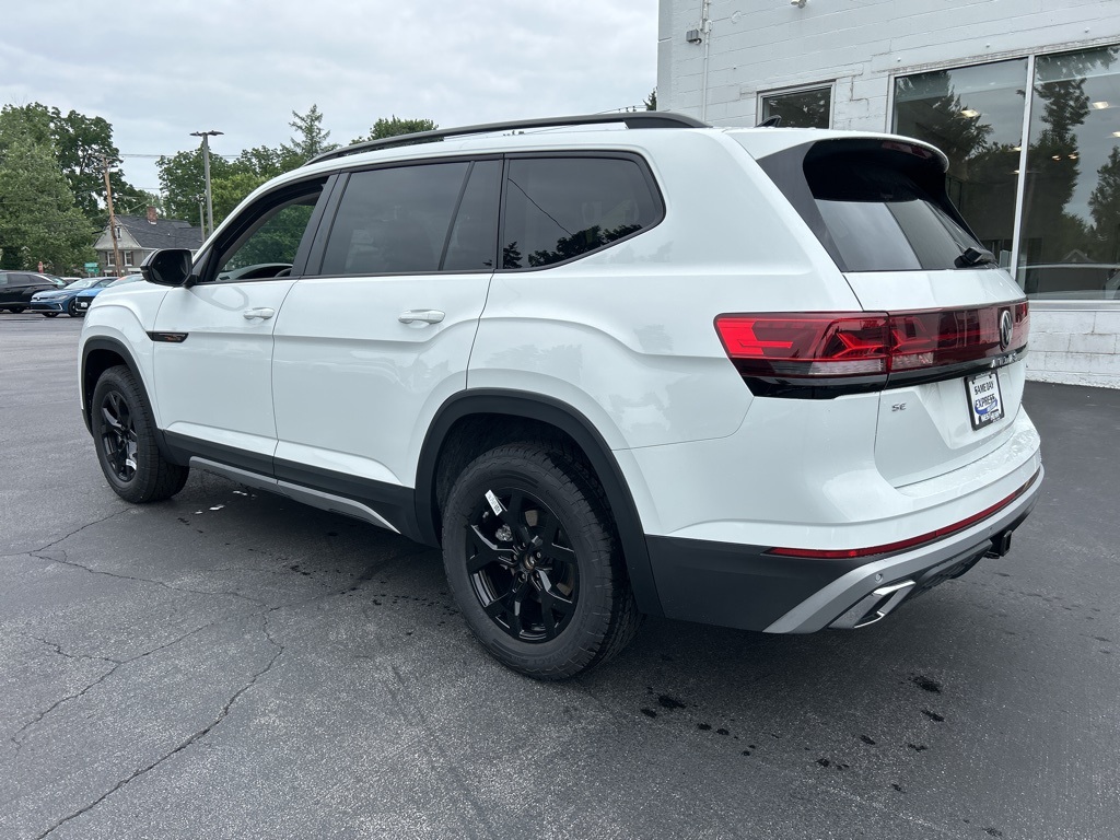 2025 Volkswagen Atlas Peak Edition SE photo 3