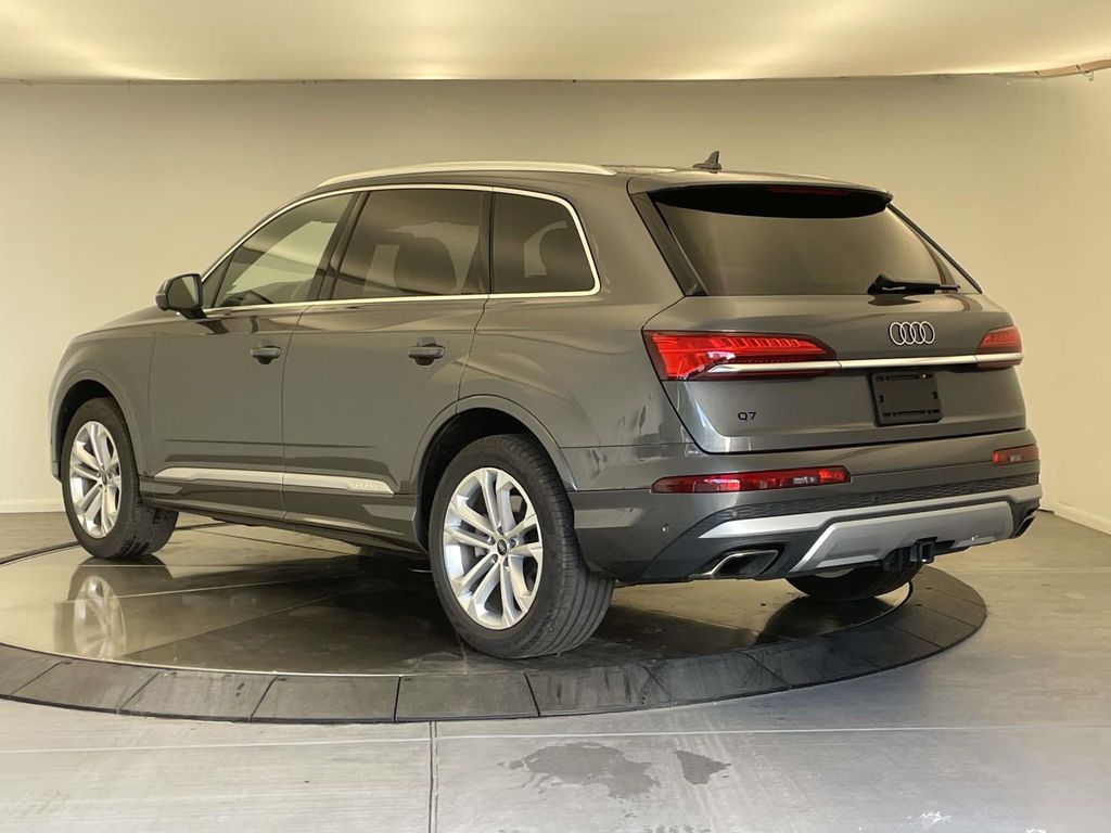 2025 Audi Q7 55 Premium Plus photo 2