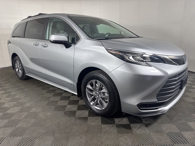 2021 Toyota Sienna LE's photo