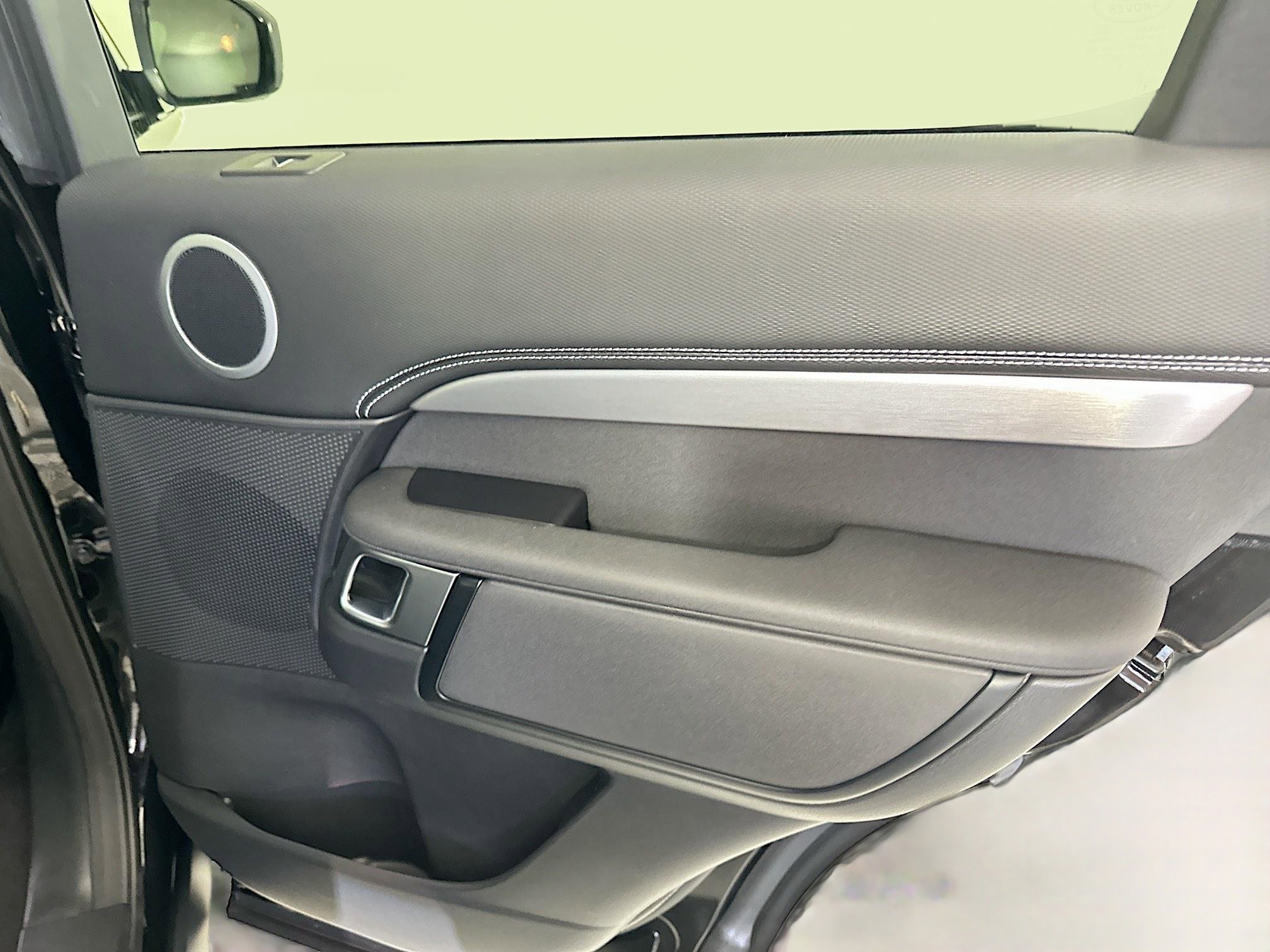 2024 Land Rover Discovery SE photo 24