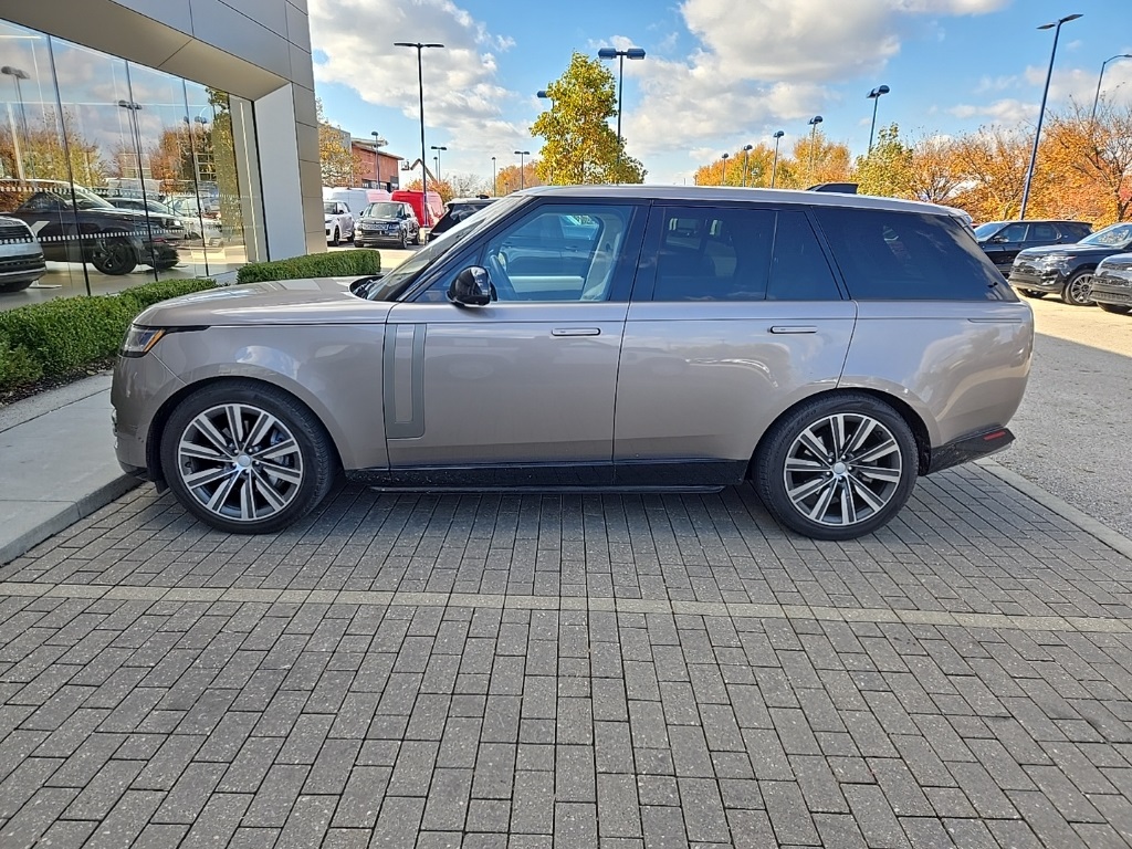 2023 Land Rover Range Rover SE photo 2