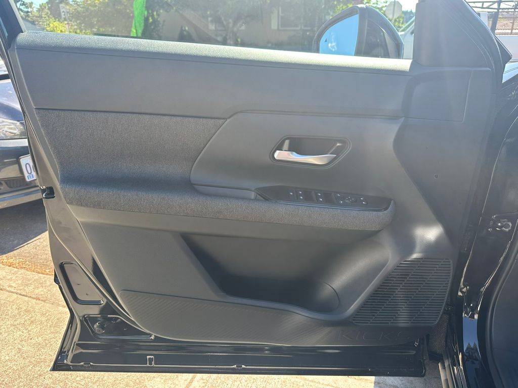 2025 Nissan Kicks SV photo 13