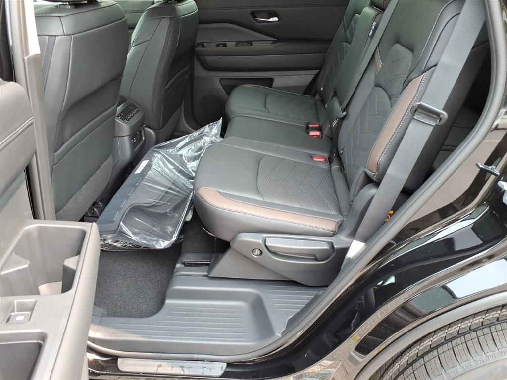 2025 Nissan Pathfinder Platinum photo 11