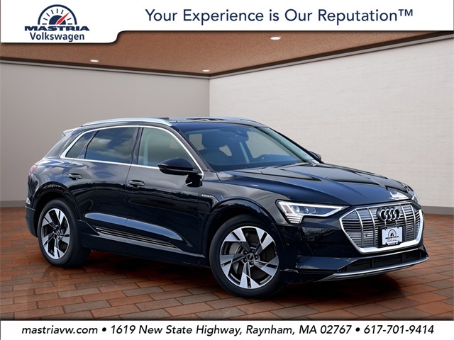 2023 Audi e-tron Premium Plus's photo