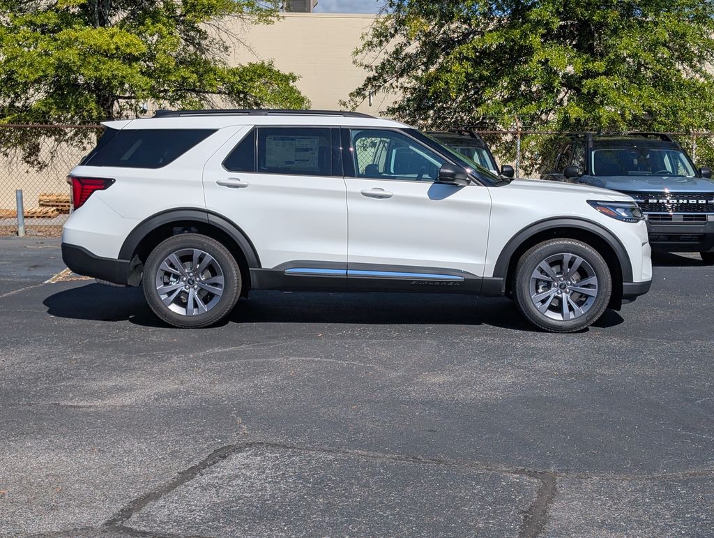 2025 Ford Explorer photo 3