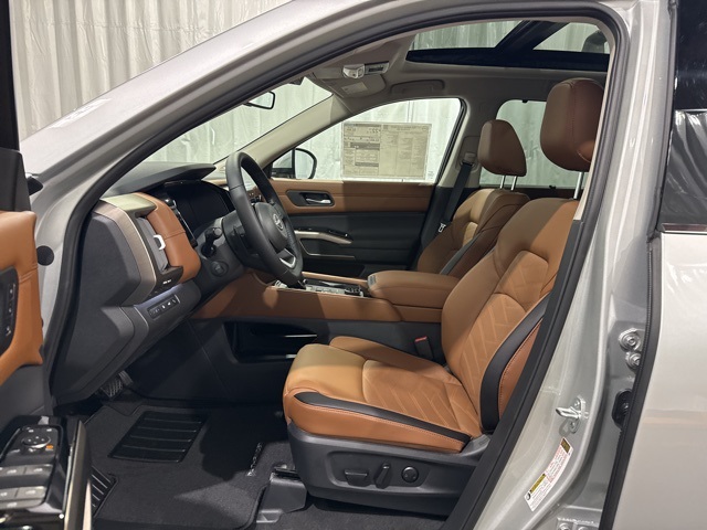 2025 Nissan Pathfinder Platinum photo 2