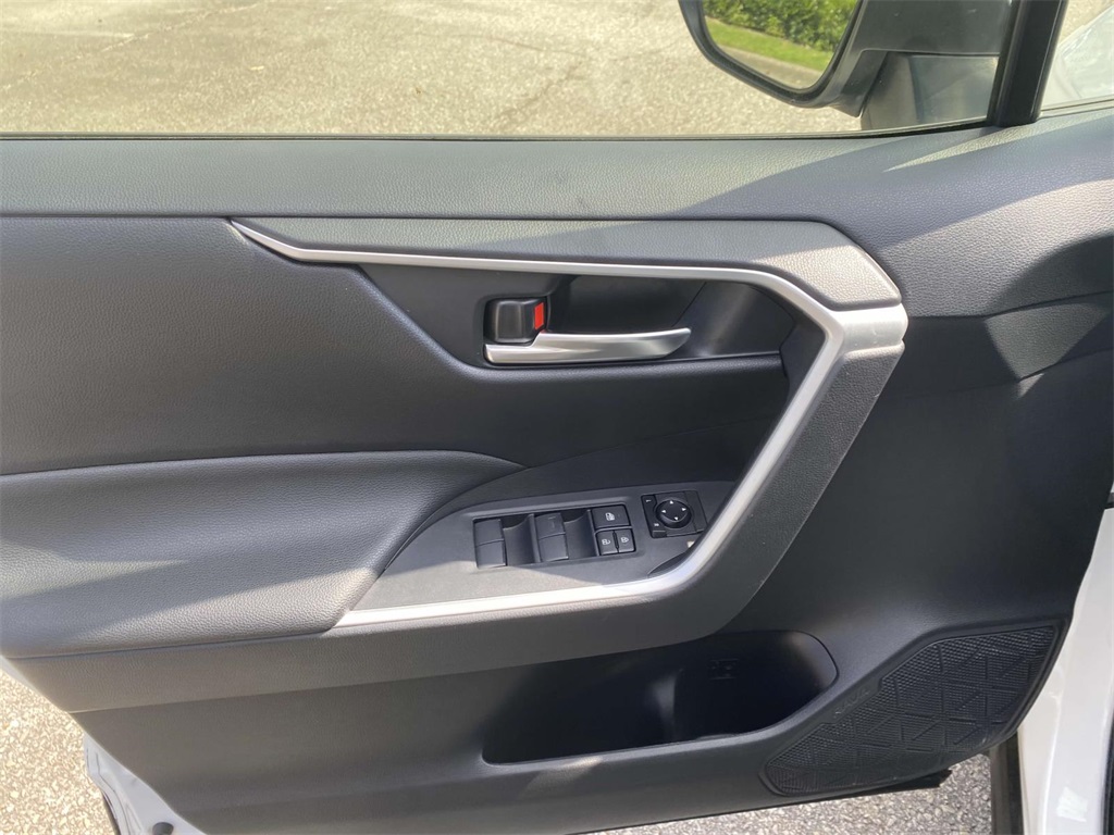 2021 Toyota RAV4 Hybrid XLE photo 13
