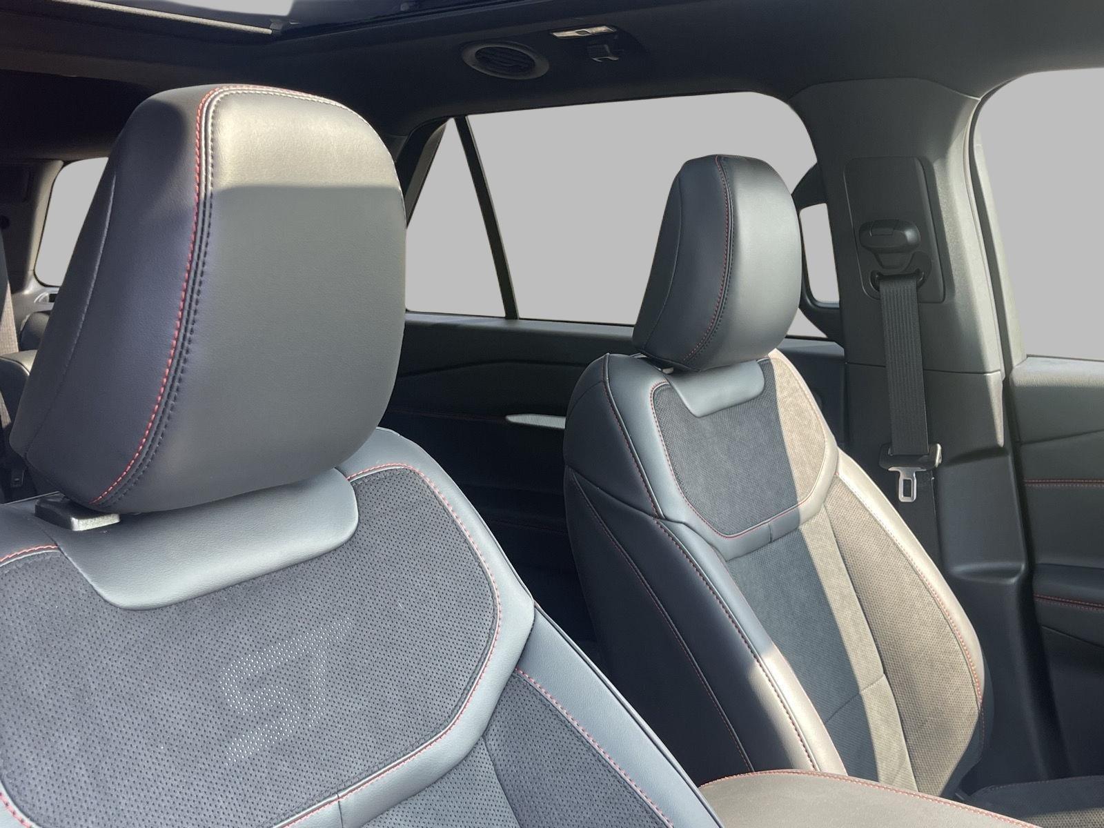2025 Ford Explorer ST photo 15