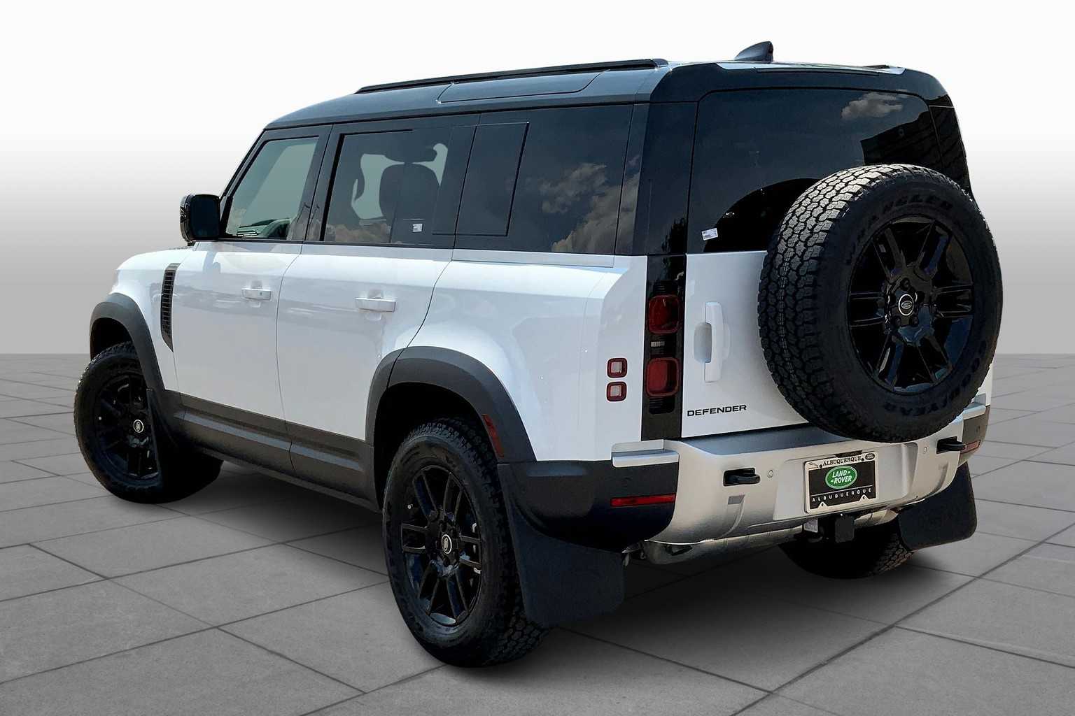 2025 Land Rover Defender 110 S photo 12