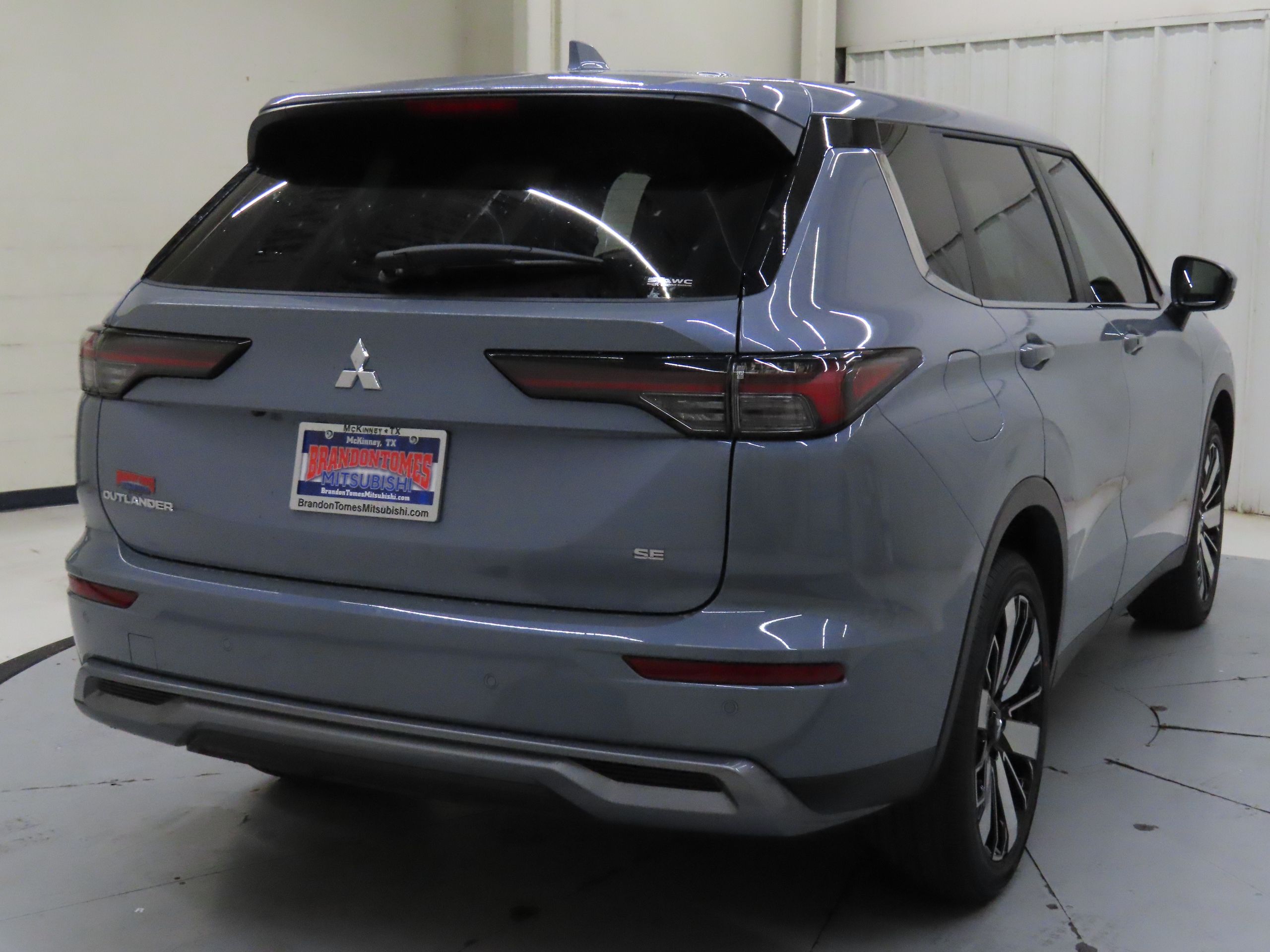 2025 Mitsubishi Outlander SE photo 3
