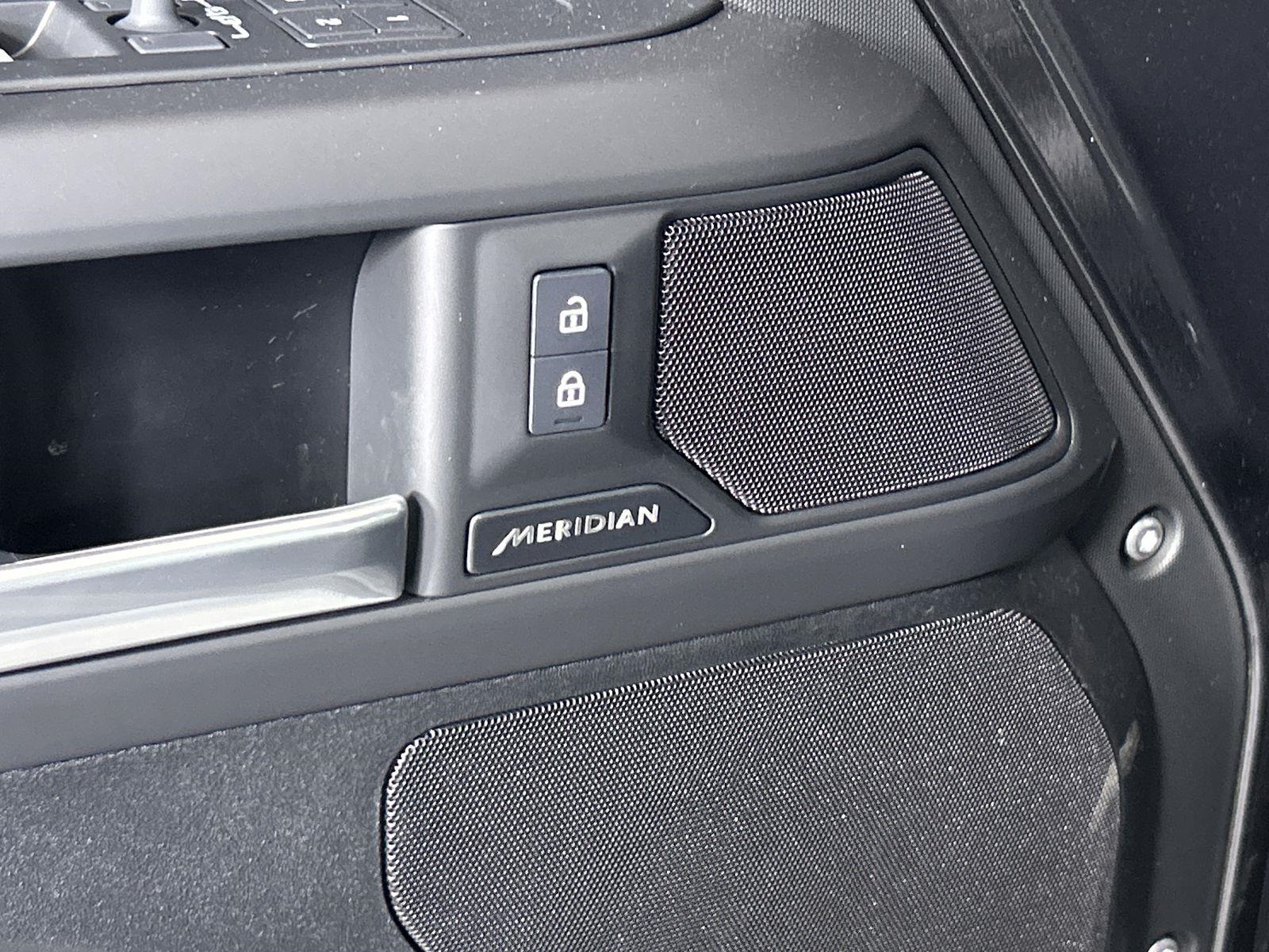 2025 Land Rover Defender 110 S photo 21