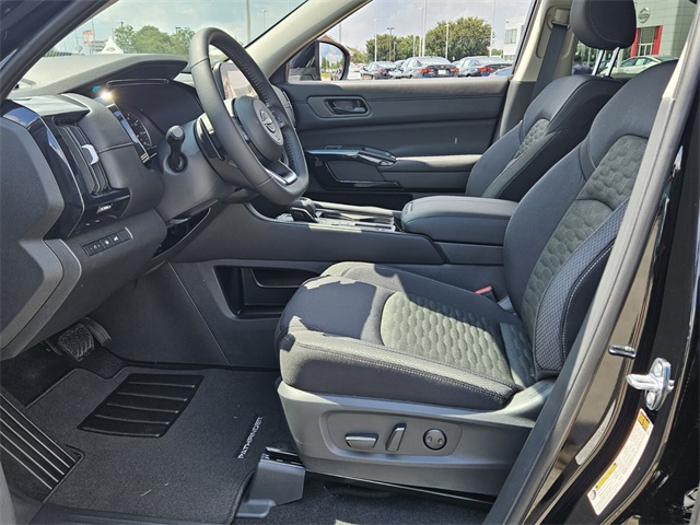 2025 Nissan Pathfinder SV photo 4