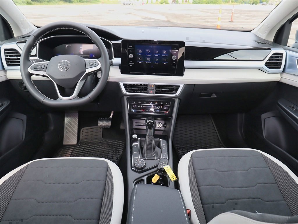 2025 Volkswagen Taos SE photo 15