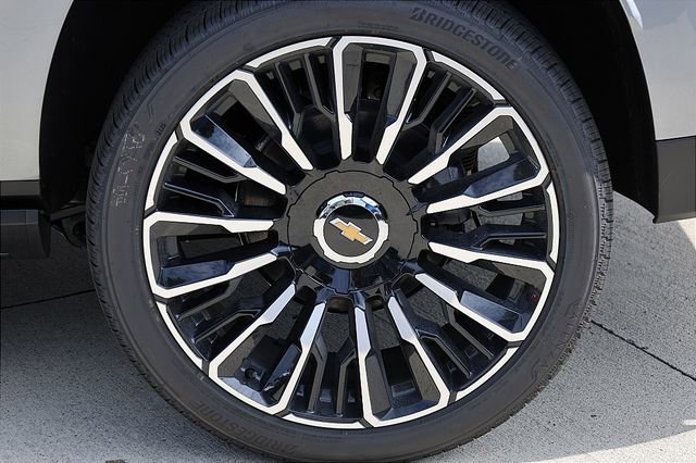 2025 Chevrolet Suburban High Country photo 4