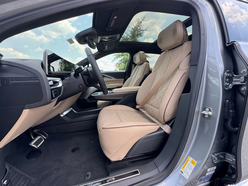 2025 Cadillac Lyriq Luxury photo 4