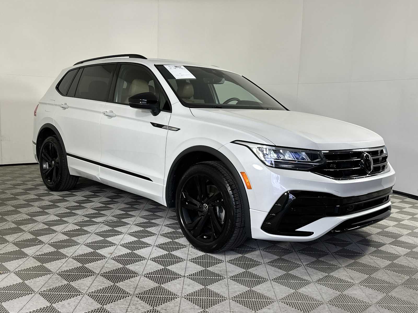 2024 Volkswagen Tiguan SE R-LINE BLACK