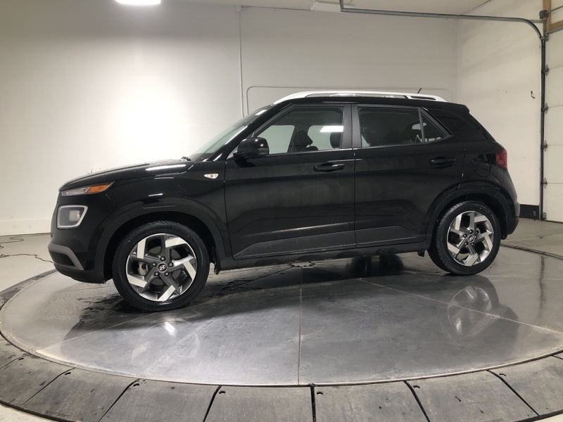 2023 Hyundai Venue SEL photo 2