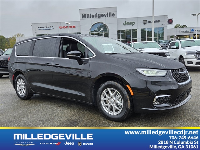 2026 Chrysler Pacifica Select's photo