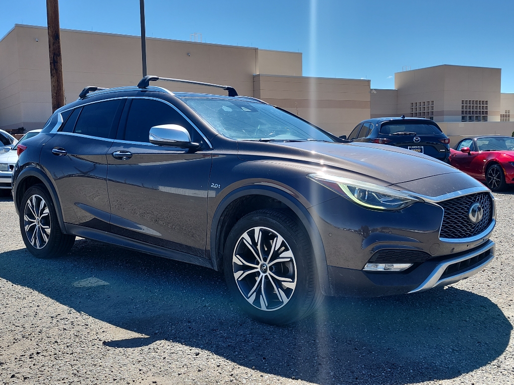 2017 Infiniti QX30 Premium photo 2
