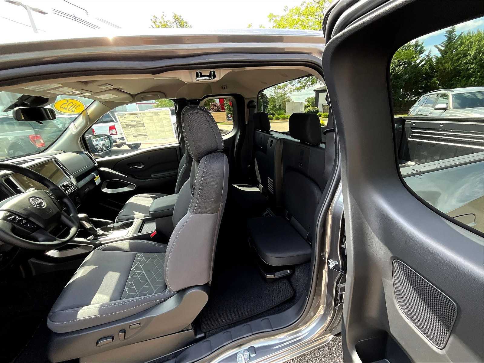 2025 Nissan Frontier SV photo 15
