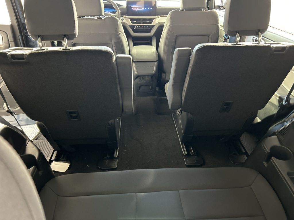 2025 Ford Explorer photo 27