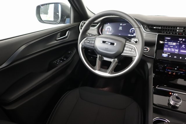 2025 Jeep Grand Cherokee Laredo photo 5