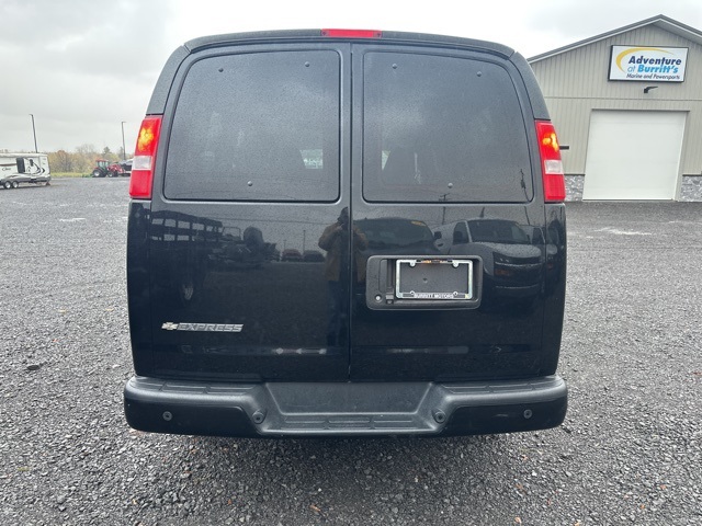 2017 Chevrolet Express Passenger 2500 LS photo 4