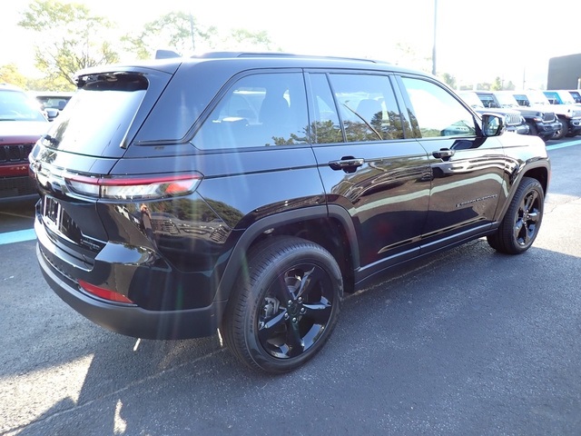 2025 Jeep Grand Cherokee Limited photo 3
