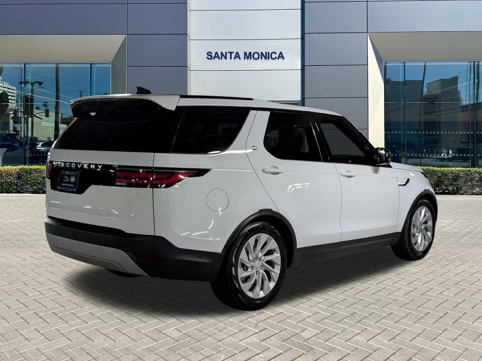 2025 Land Rover Discovery S photo 2