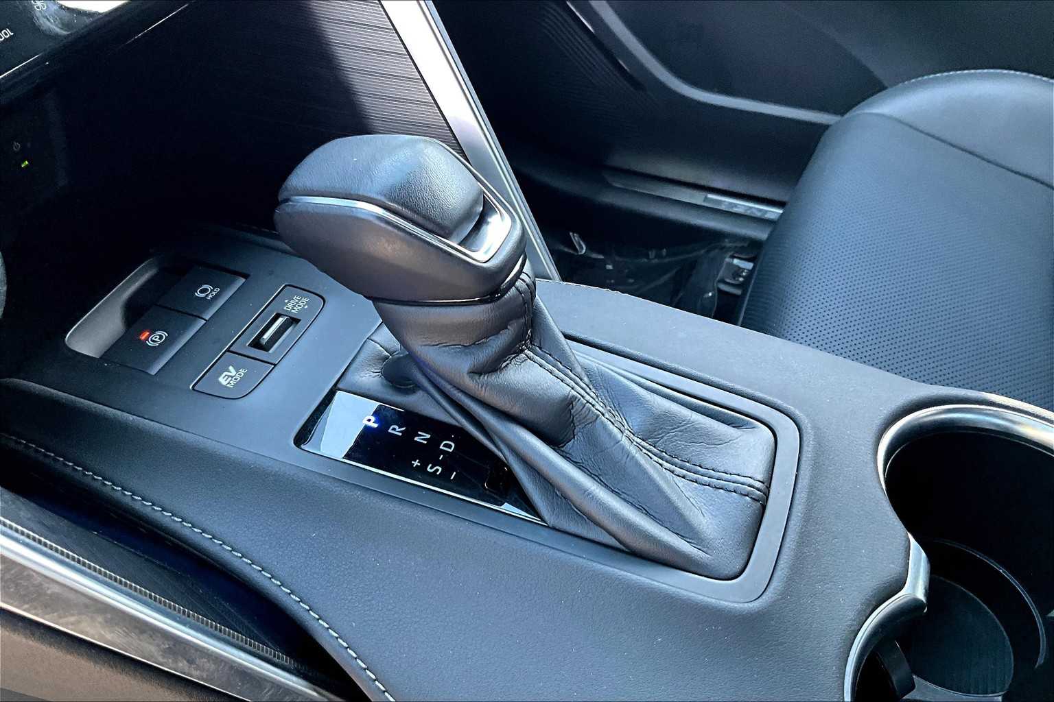 2023 Toyota Venza Limited photo 6