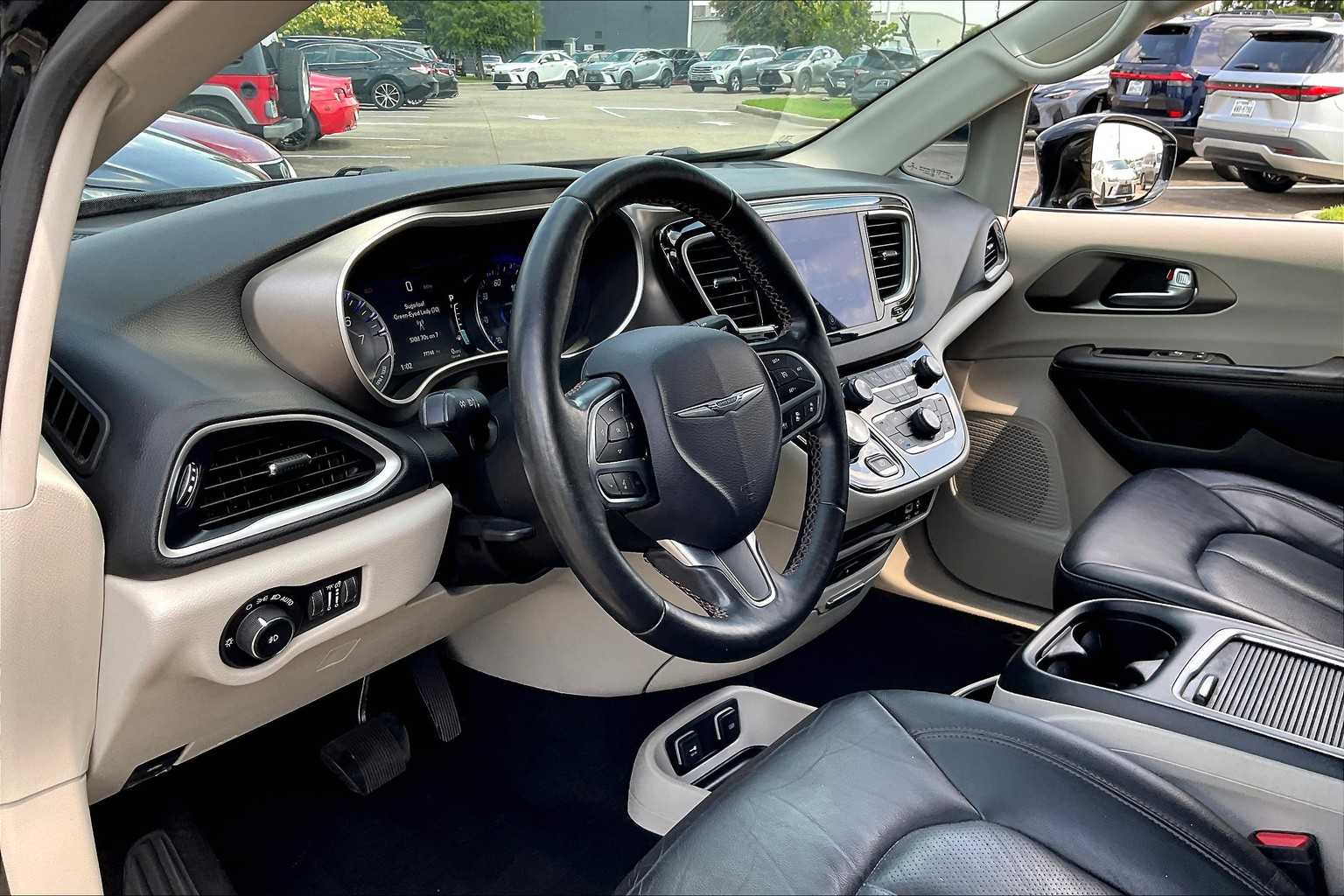 2020 Chrysler Pacifica Touring Plus photo 14