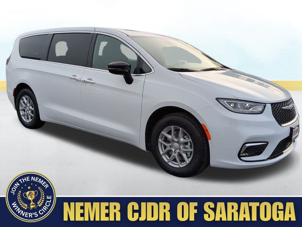 2026 Chrysler Pacifica Select's photo