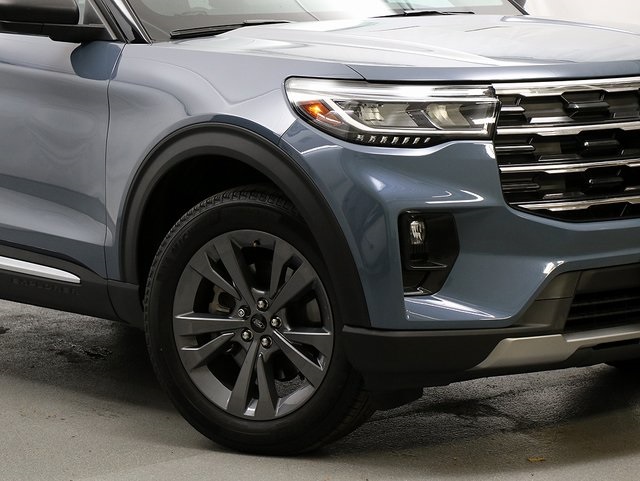 2025 Ford Explorer photo 2