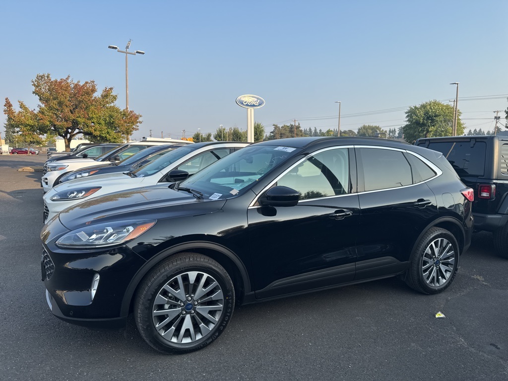 2022 Ford Escape Hybrid Titanium photo 2