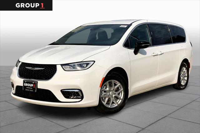 2026 Chrysler Pacifica Select's photo