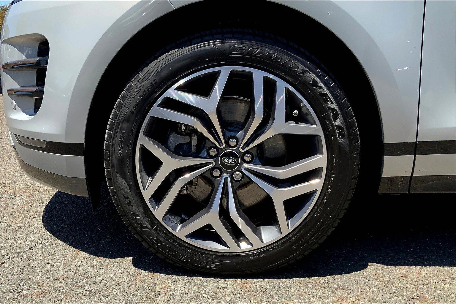 2023 Land Rover Range Rover Evoque R-Dynamic SE photo 9