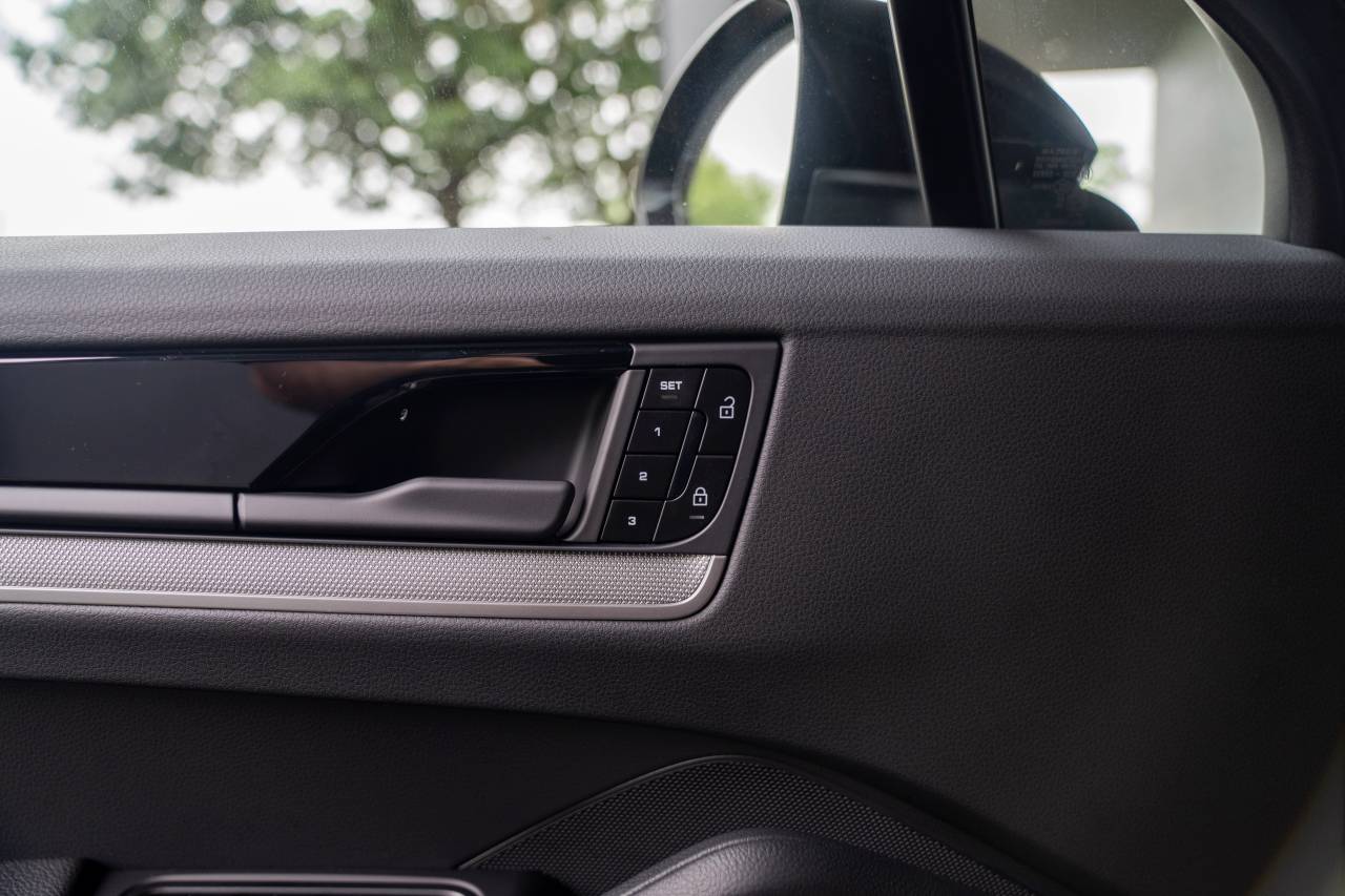 2025 Porsche Cayenne Coupe photo 24