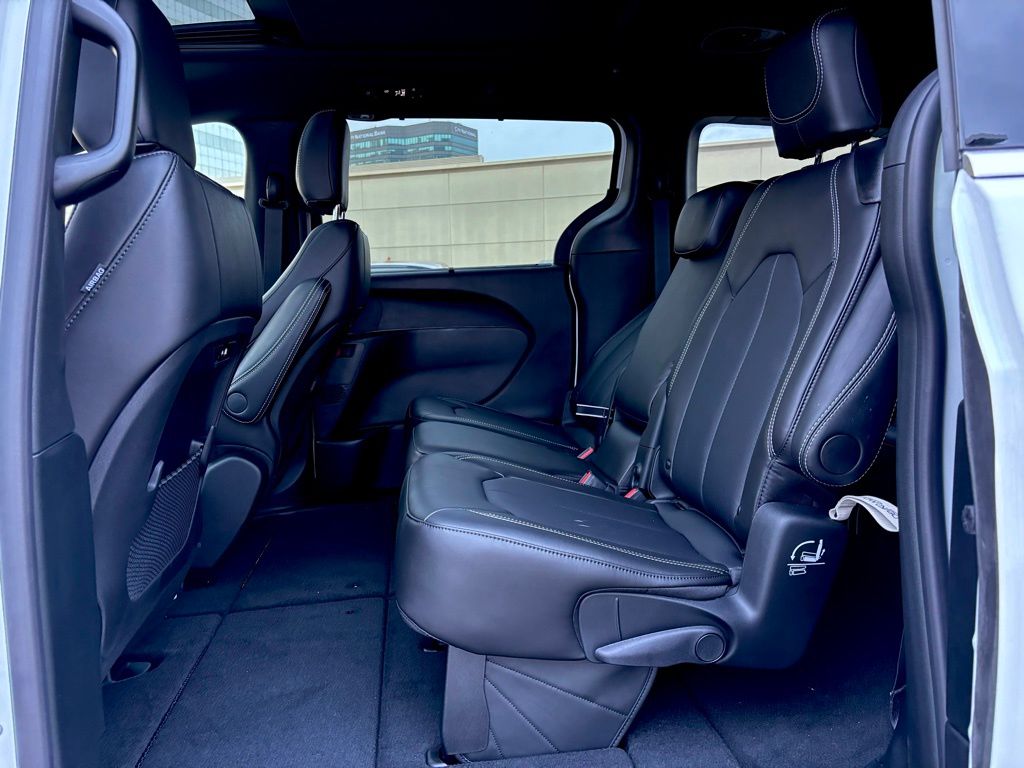 2026 Chrysler Pacifica photo 18