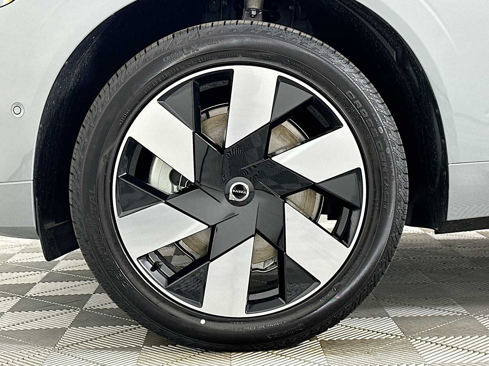 2025 Volvo XC60 T8 Plus photo 25