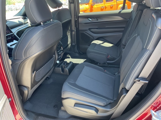 2025 Jeep Grand Cherokee Laredo photo 5