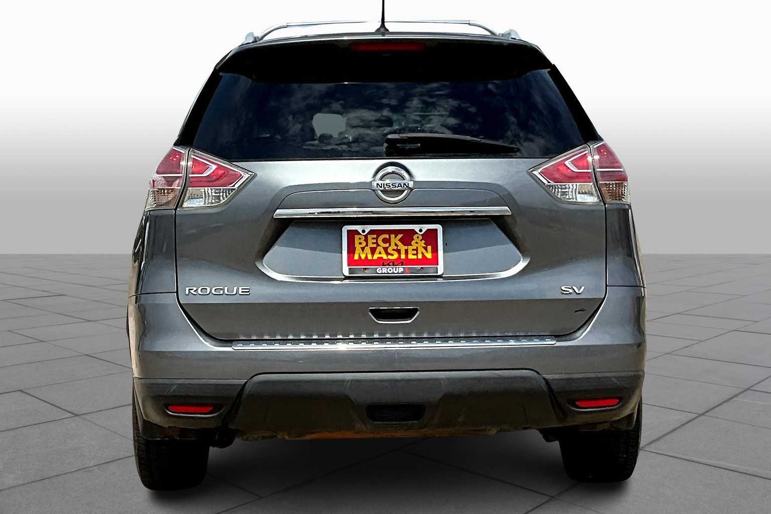 2016 Nissan Rogue SV photo 3