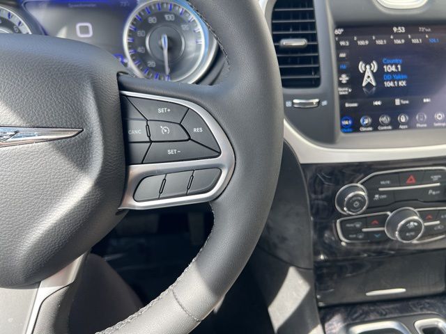 2023 Chrysler 300 Touring L photo 12