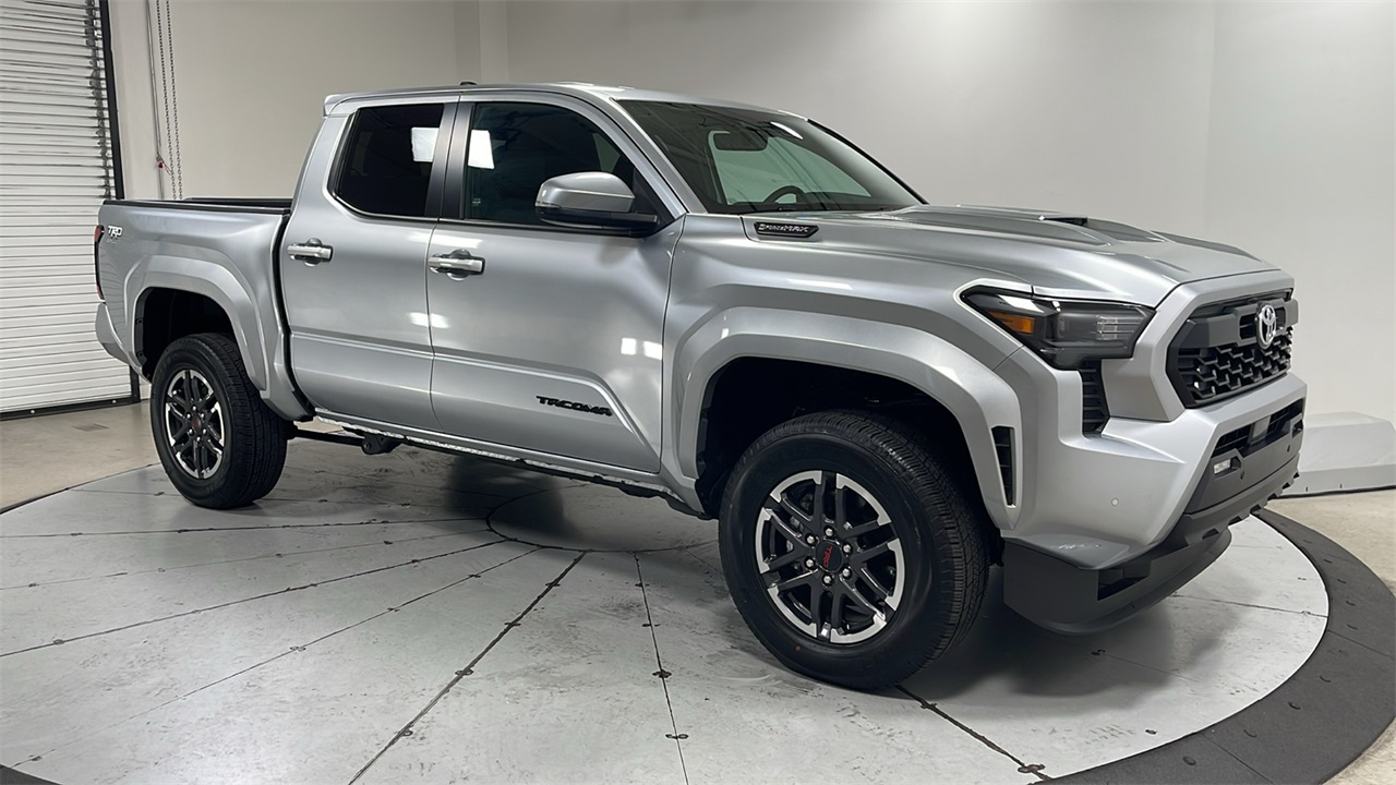 2025 Toyota Tacoma TRD Sport 4x4 photo 3